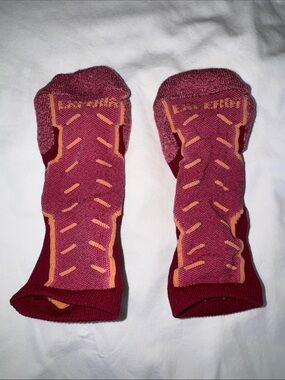 Women’s Performance No-Show Socks in Burgundy